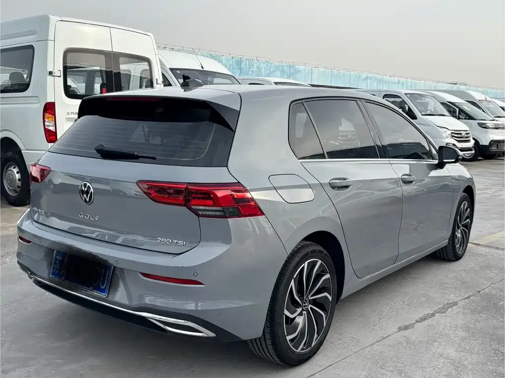 Volkswagen Golf 2023 из CN, фото 2