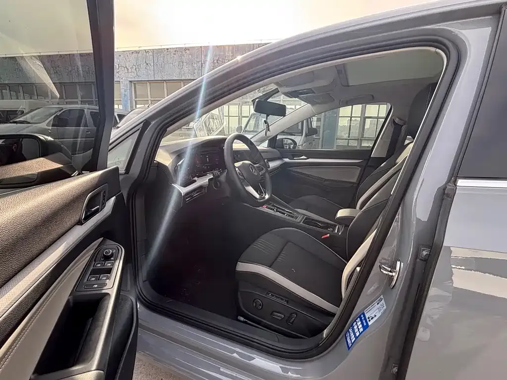 Volkswagen Golf 2023 из CN, фото 9