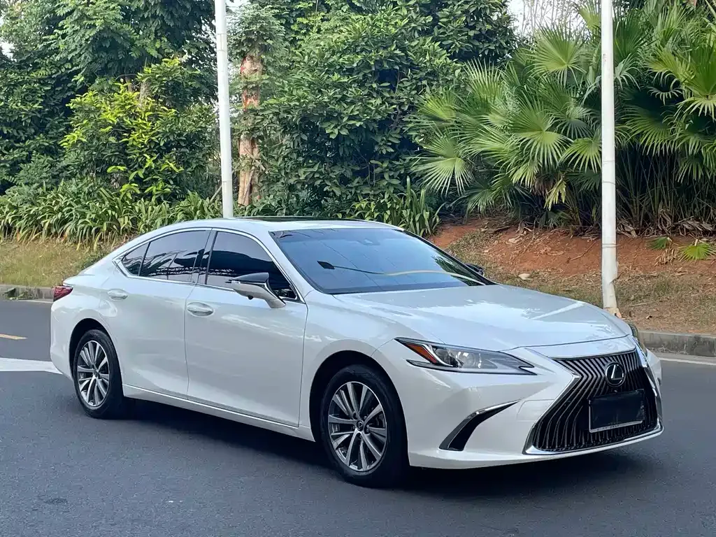 Lexus ES — фото 1