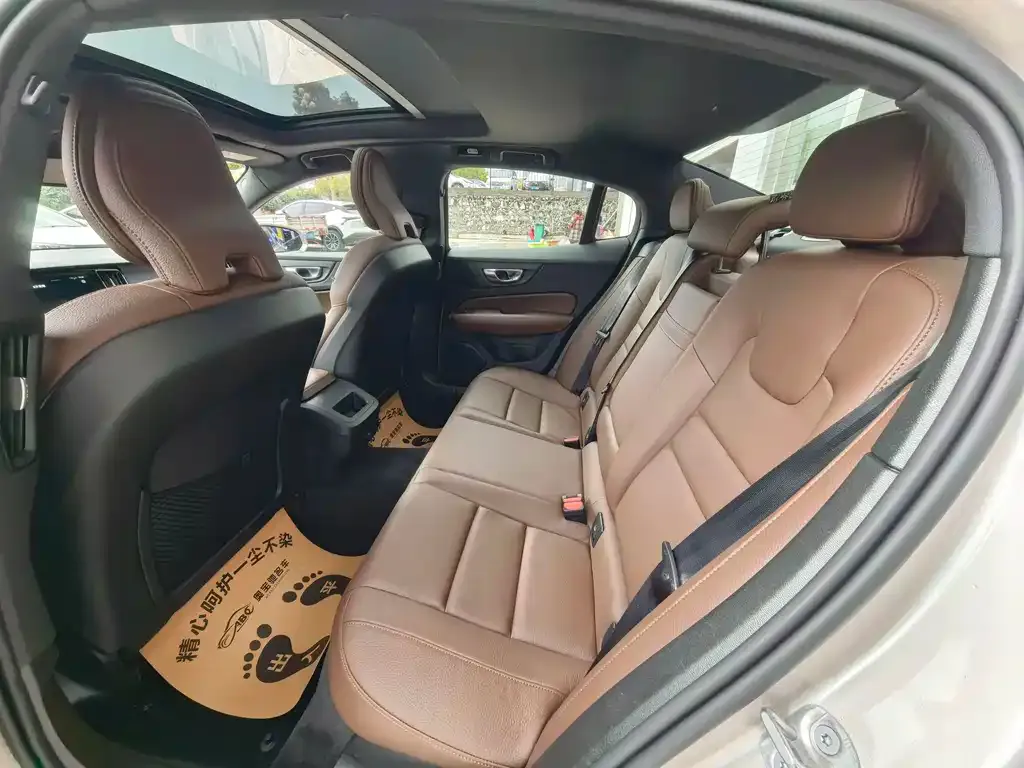 Volvo S60 2025 из CN, фото 4