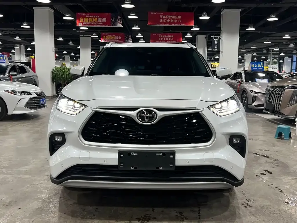 Toyota Highlander — фото 1
