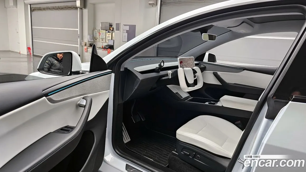 Tesla Model Y — фото 10
