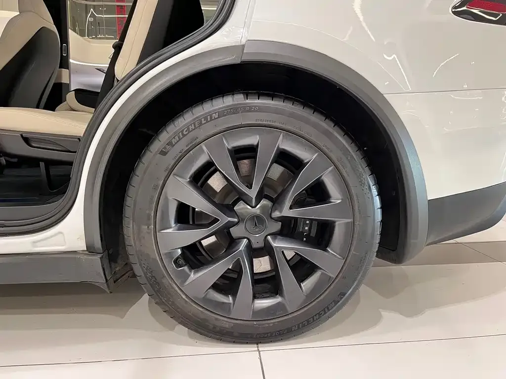 Tesla Model X — фото 3
