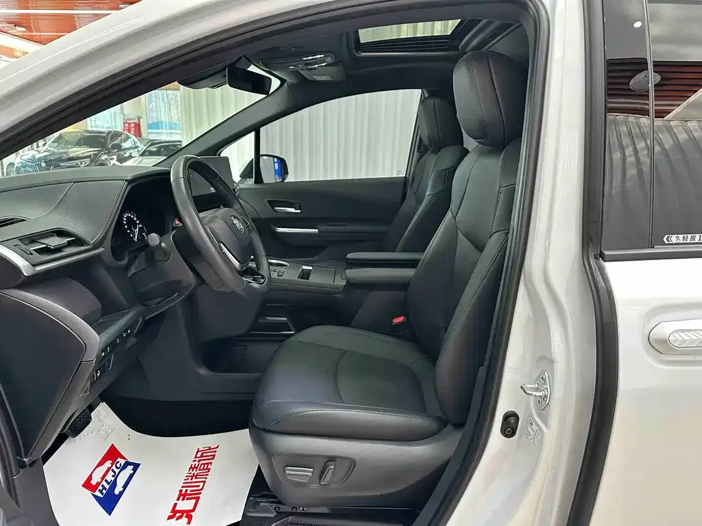 Toyota Sienna 2024 из CN, фото 4
