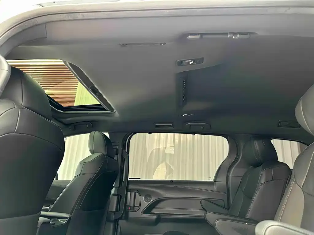 Toyota Sienna 2024 из CN, фото 3