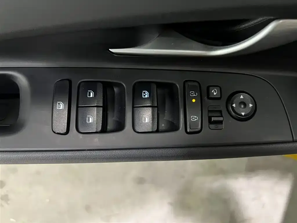 Hyundai Elantra — фото 2