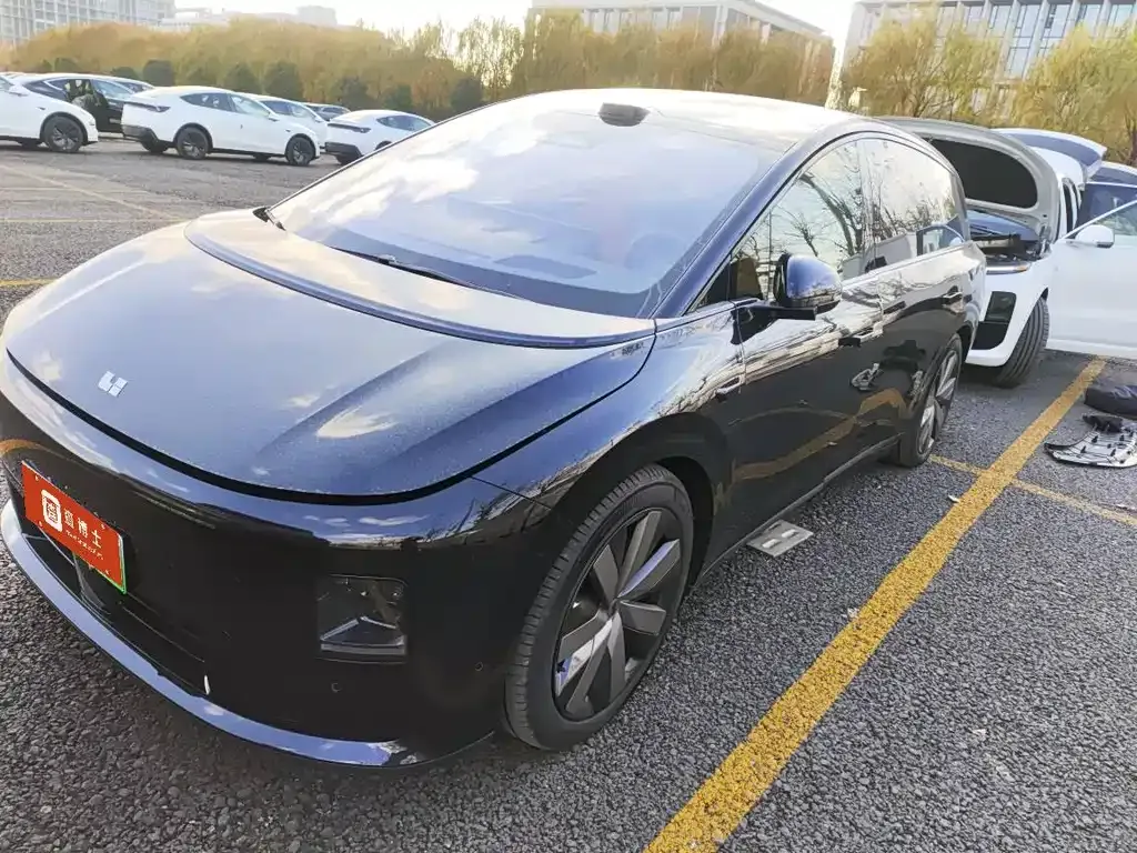 Li Auto i8 — фото 1