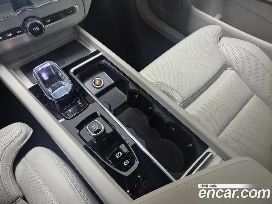 Volvo XC60 — фото 10