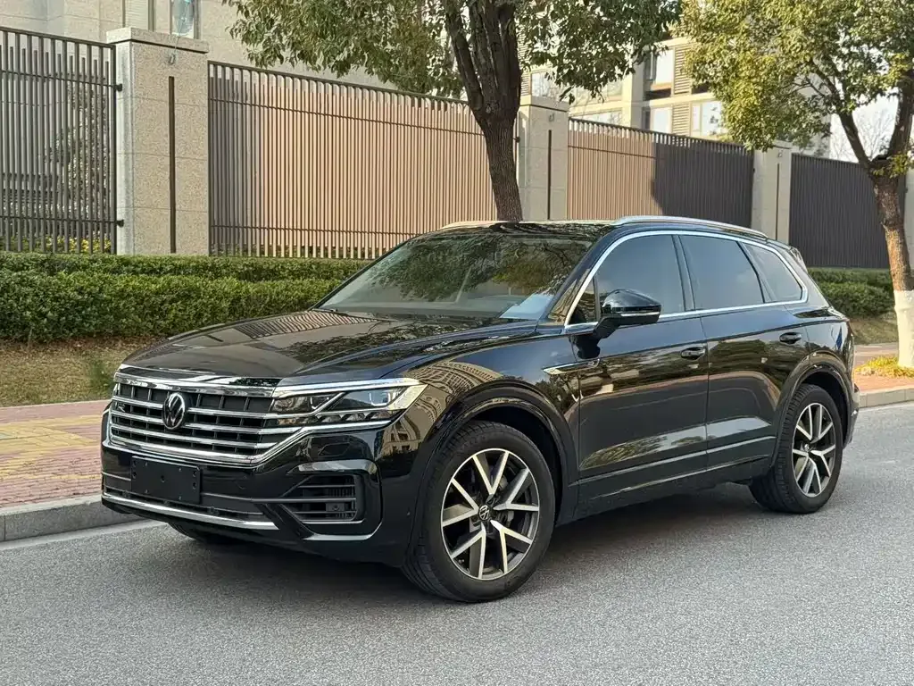 Volkswagen Touareg — фото 1
