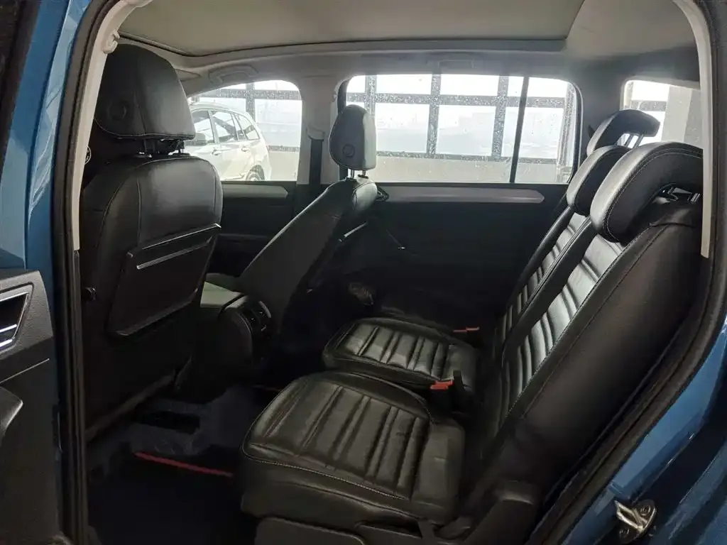Volkswagen Touran 2021 из CN, фото 2