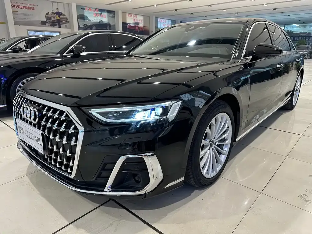 Audi A8 — фото 1