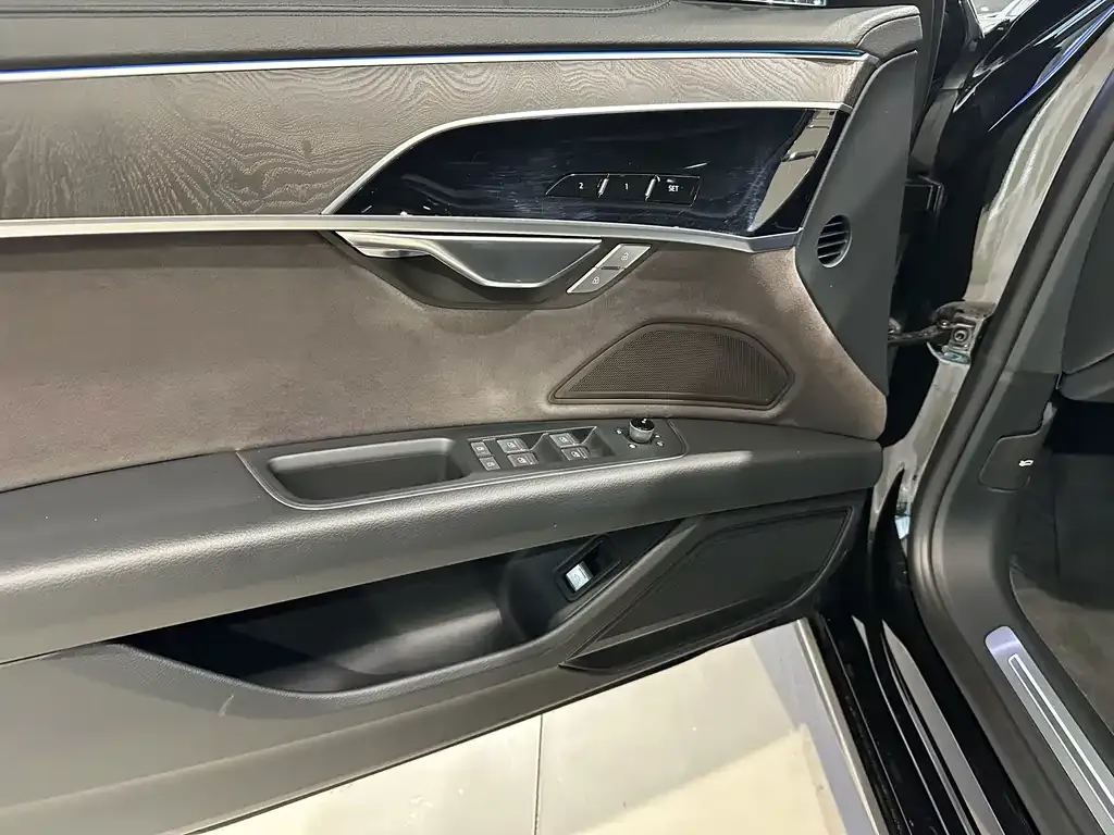 Audi A8 — фото 3