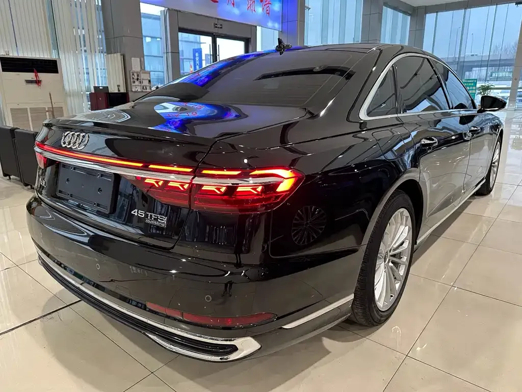 Audi A8 — фото 5