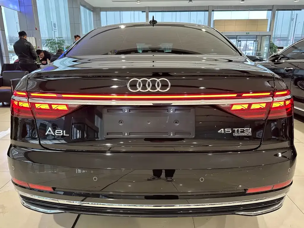 Audi A8 — фото 2