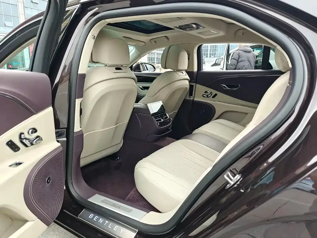 Bentley Flying Spur 2023 из CN, фото 5