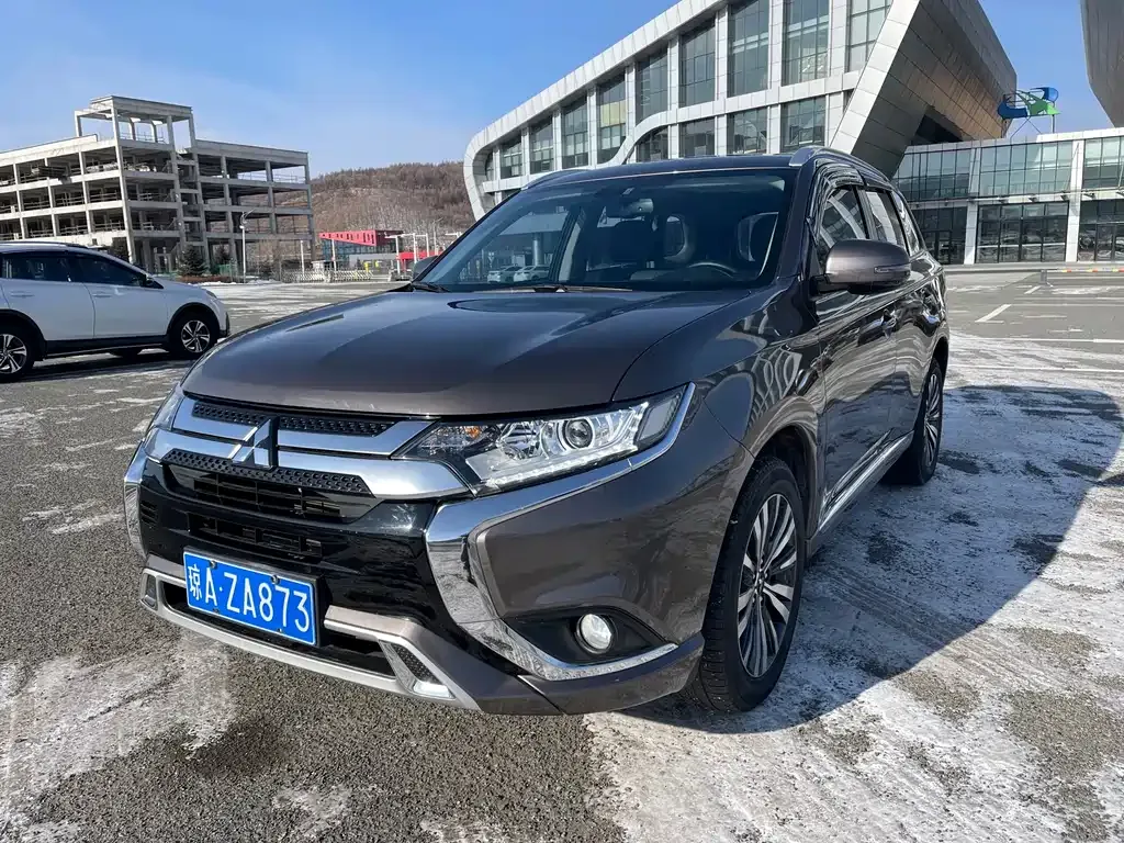Mitsubishi Outlander 2022 из CN, фото 1