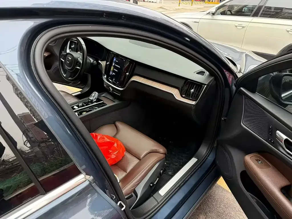 Volvo S60 2022 из CN, фото 3