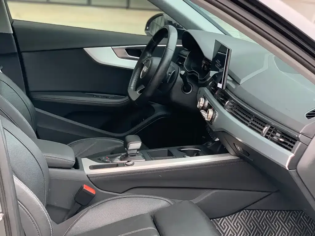 Audi A4L 2022 из CN, фото 3