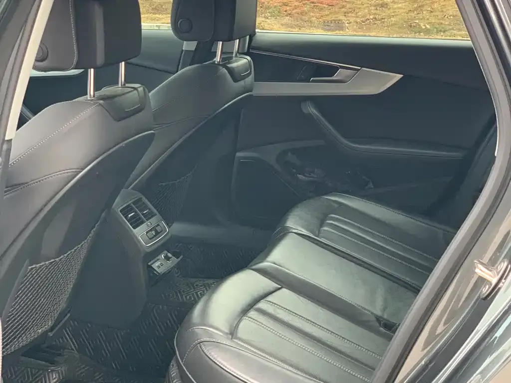 Audi A4L 2022 из CN, фото 4
