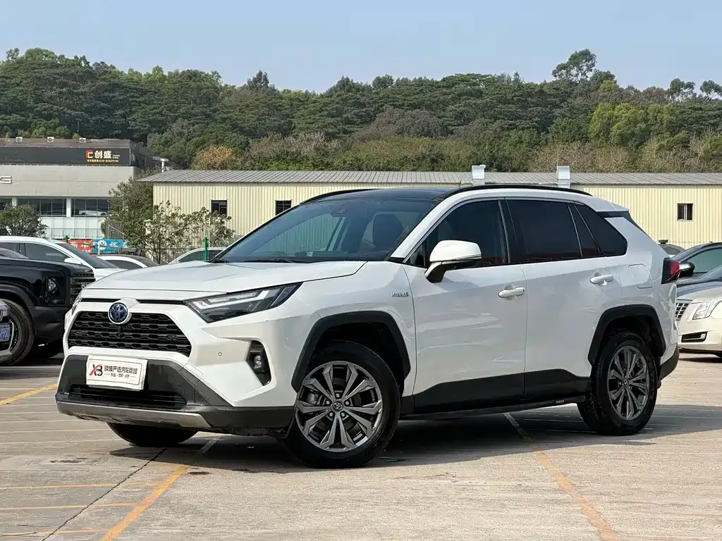 Toyota RAV4 — фото 1