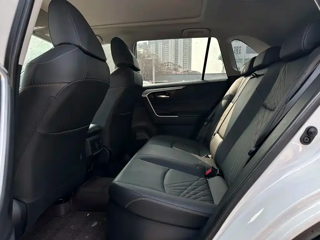 Toyota RAV4 — фото 2