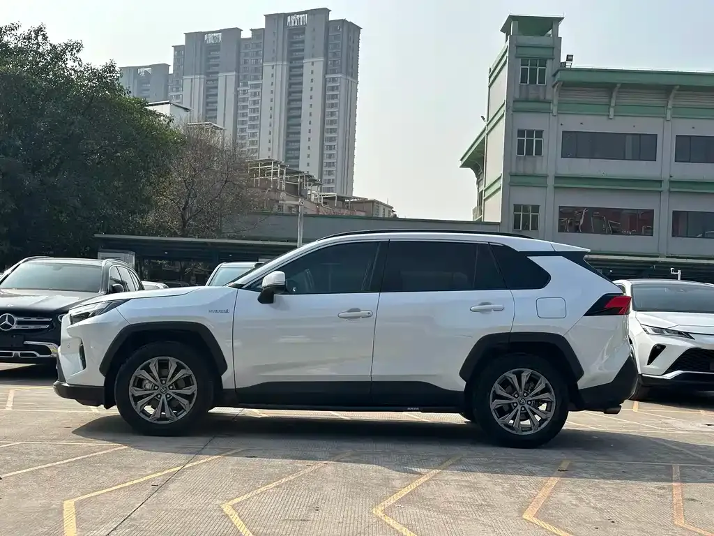 Toyota RAV4 — фото 7