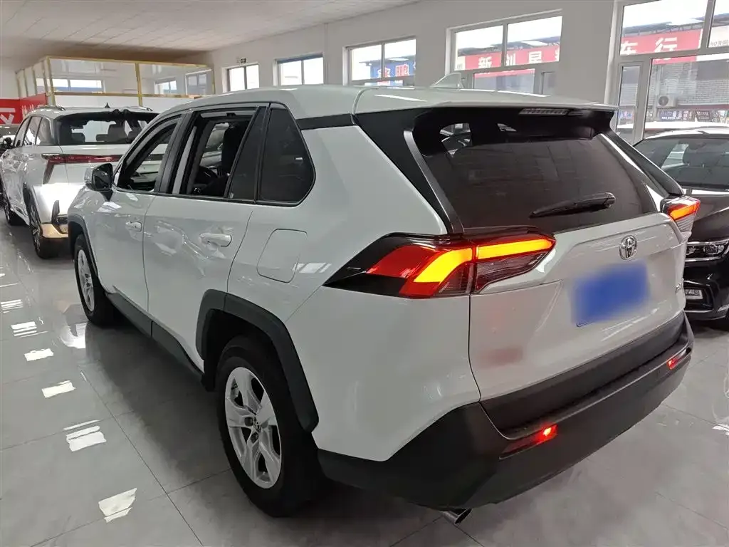 Toyota RAV4 2023 из CN, фото 4