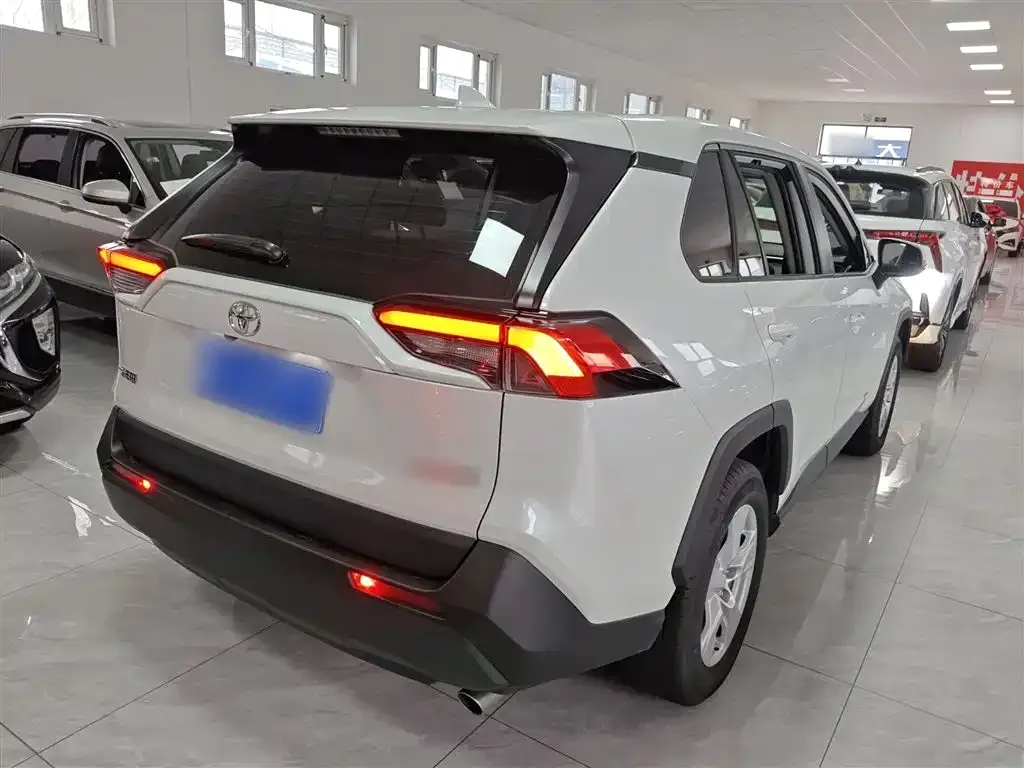 Toyota RAV4 2023 из CN, фото 2