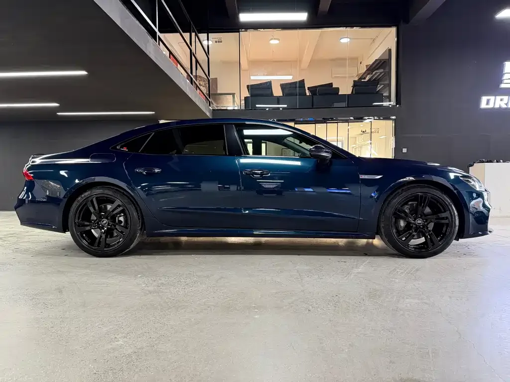 Audi A7L 2023 из CN, фото 8
