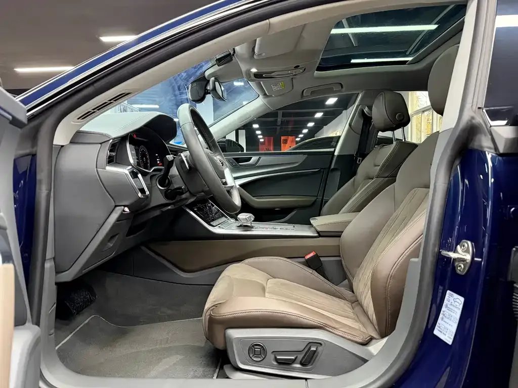 Audi A7L 2023 из CN, фото 10