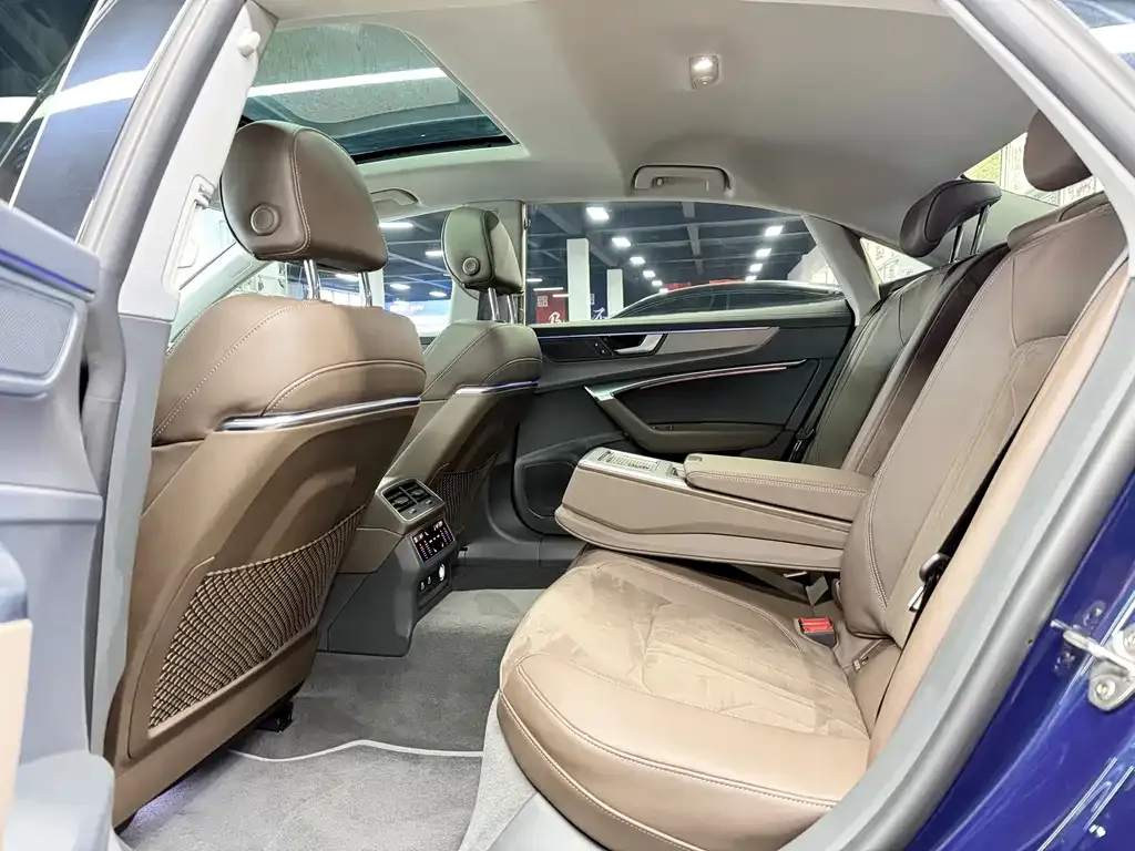 Audi A7L 2023 из CN, фото 3