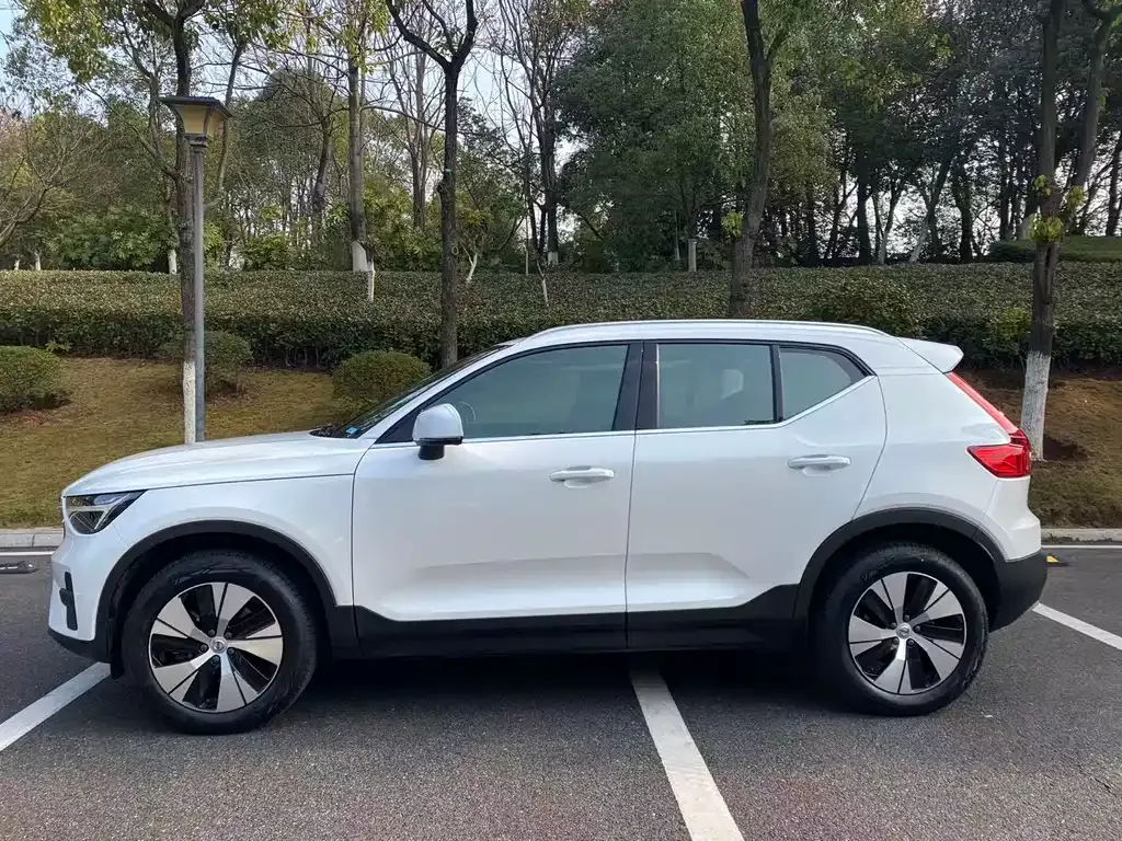 Volvo XC40 — фото 8