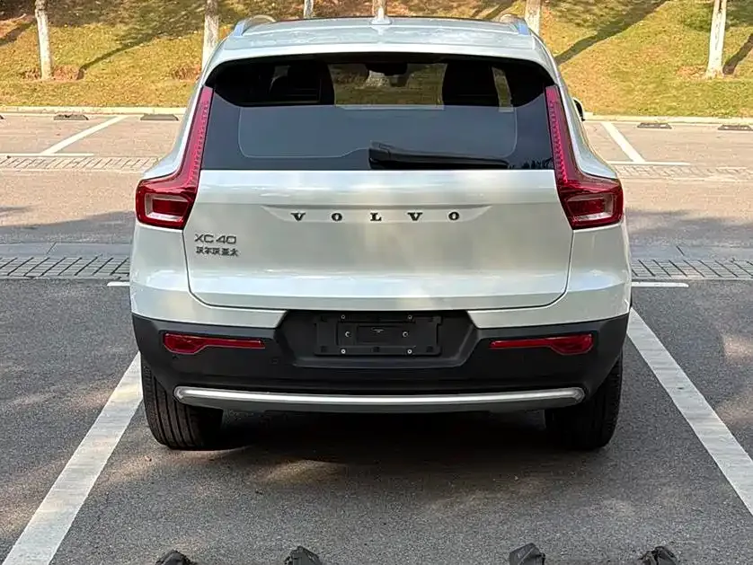 Volvo XC40 — фото 10