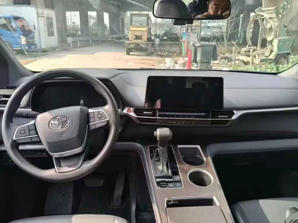 Toyota Granvia 2024 из CN, фото 2