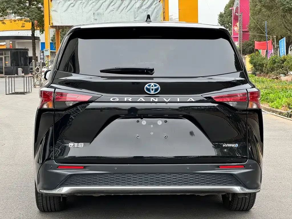 Toyota Granvia 2023 из CN, фото 10