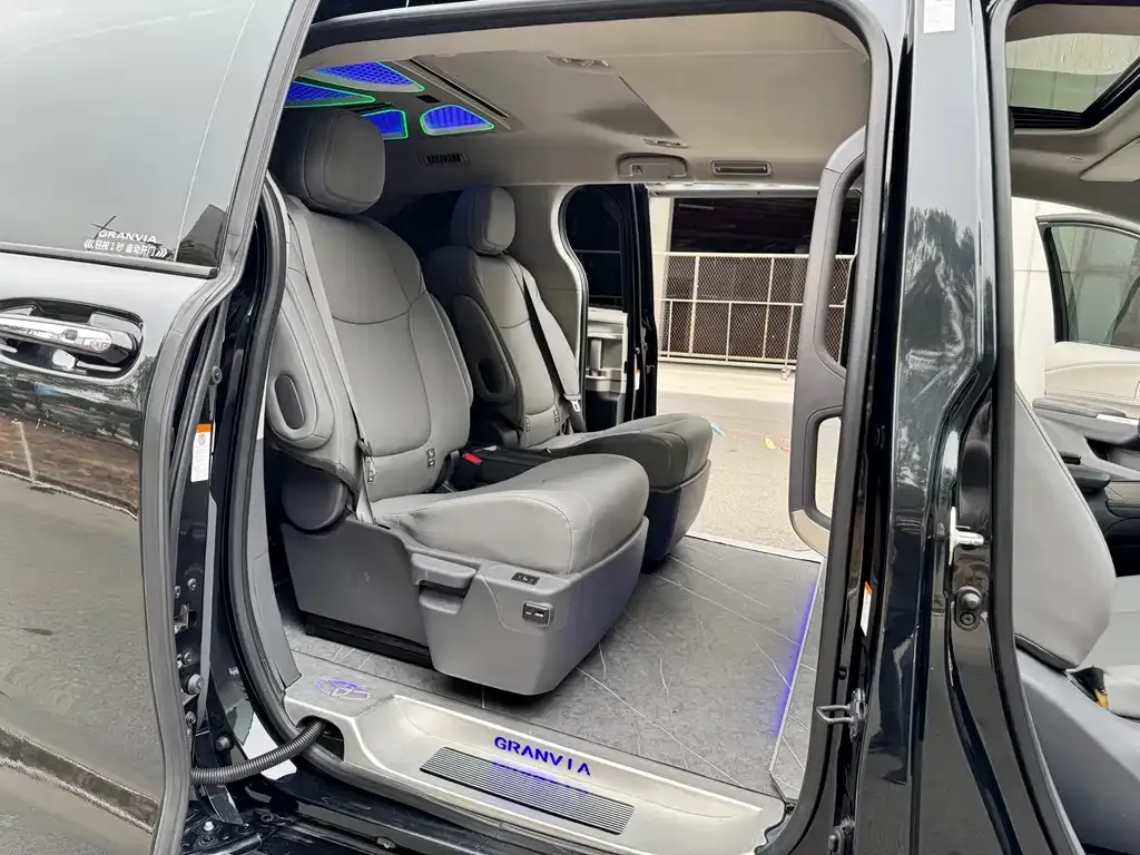 Toyota Granvia 2023 из CN, фото 3