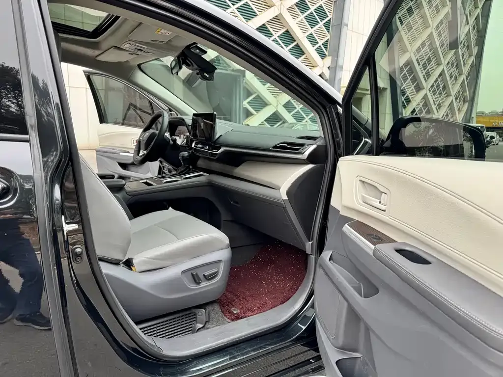 Toyota Granvia 2023 из CN, фото 4