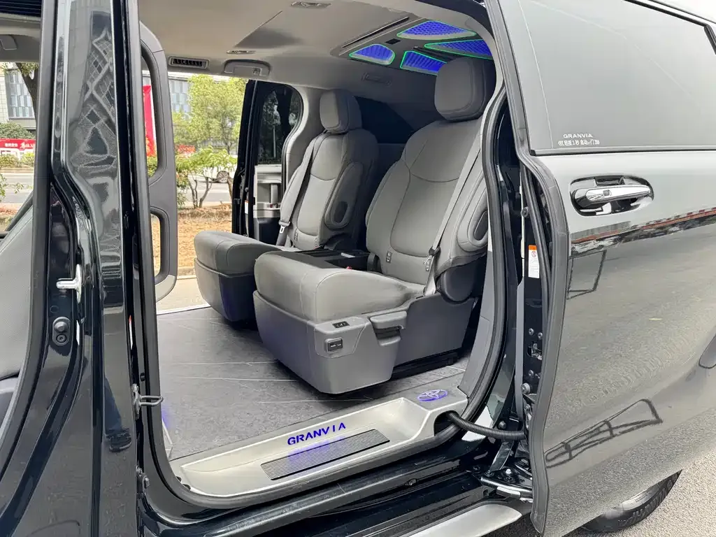Toyota Granvia 2023 из CN, фото 2