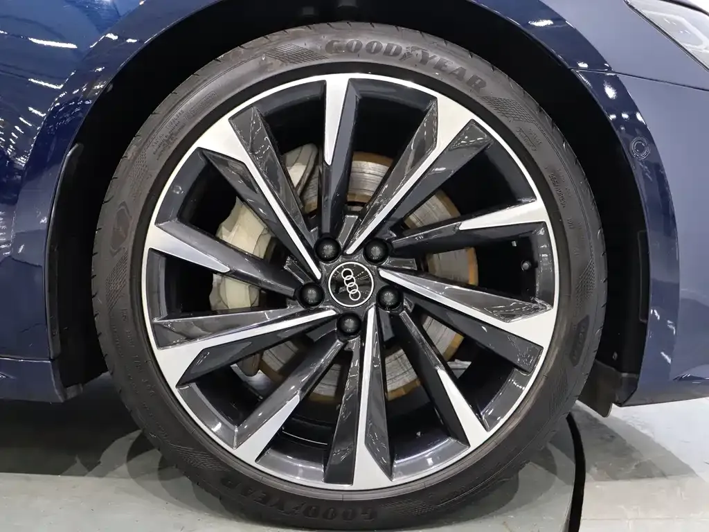 Audi A7L 2021 из CN, фото 10