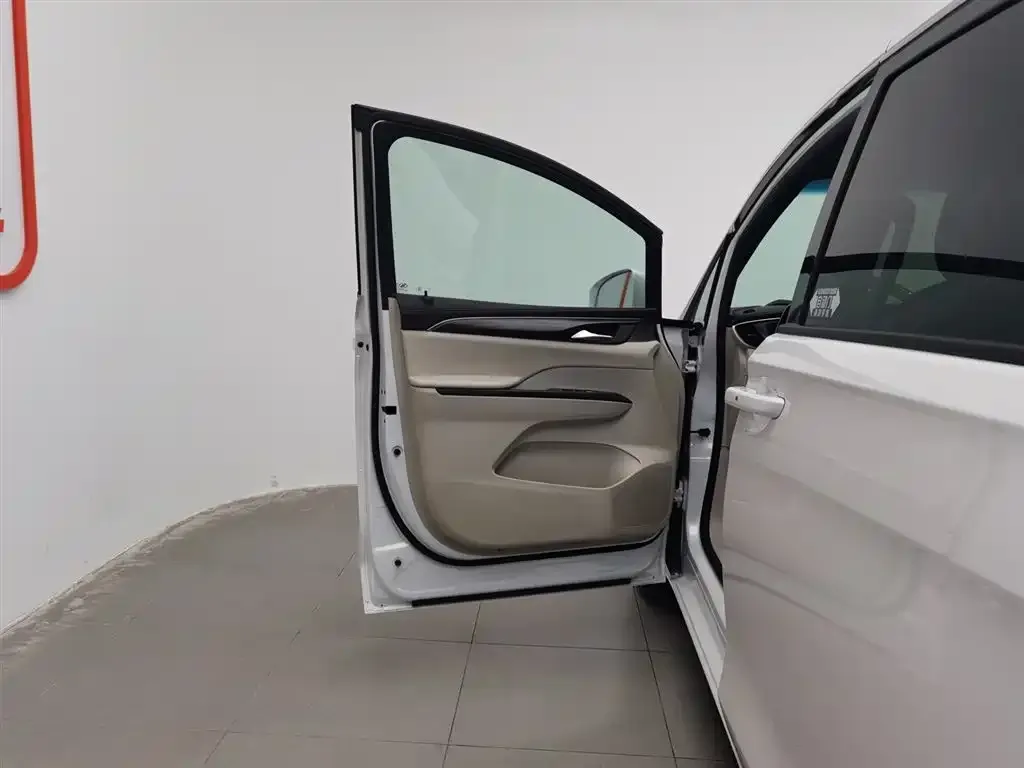 Buick GL8 2021 из CN, фото 2