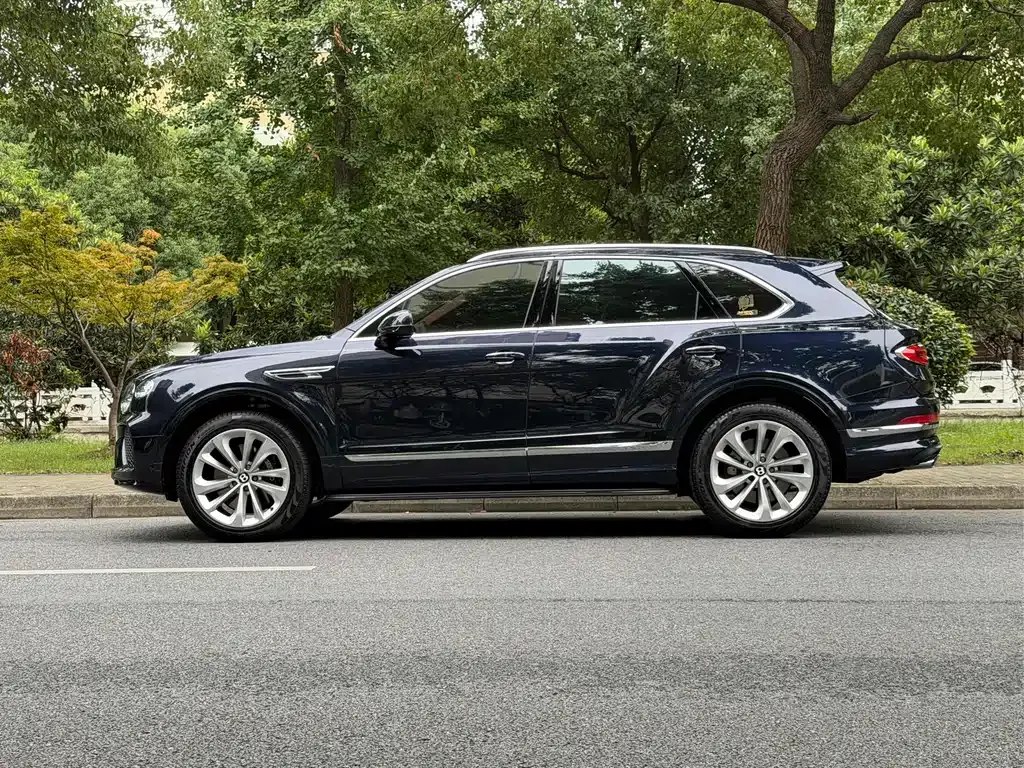 Bentley Bentayga 2024 из CN, фото 10