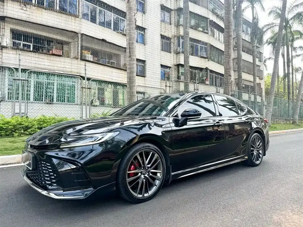 Toyota Camry — фото 1