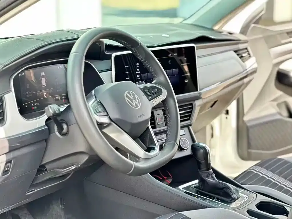 Volkswagen Bora 2024 из CN, фото 6