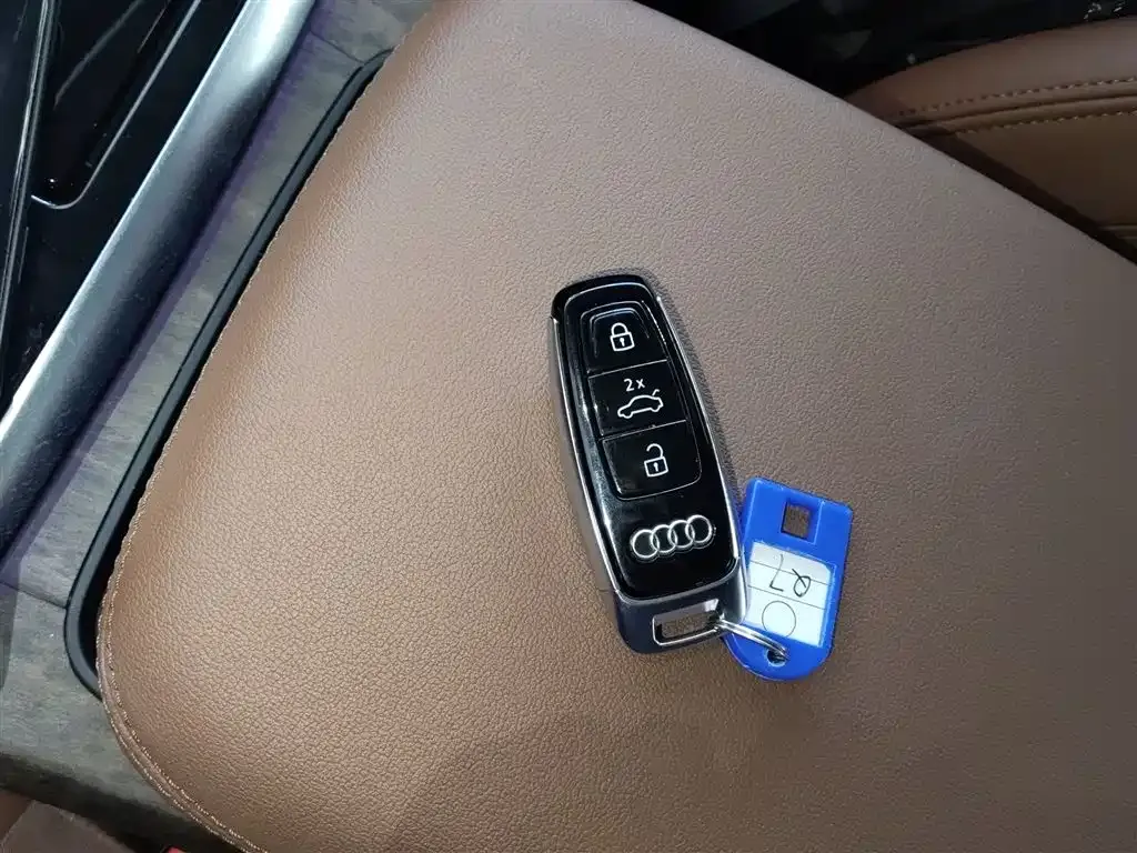 Audi Q7 2023 из CN, фото 9