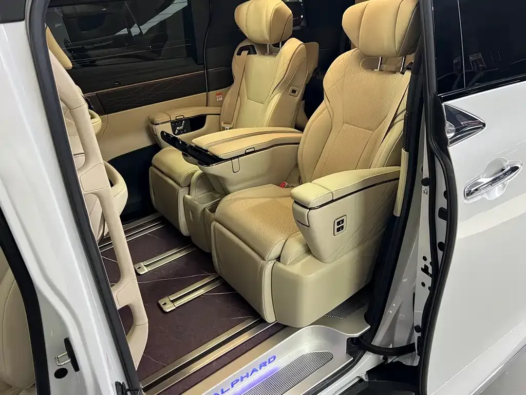 Toyota Alphard — фото 2