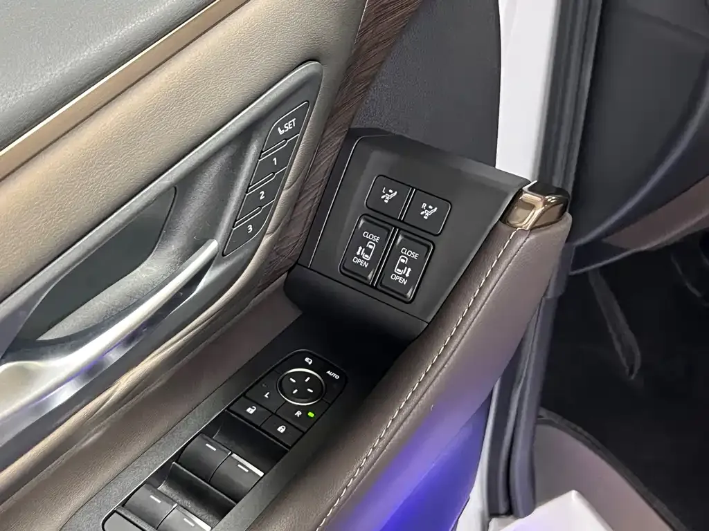 Toyota Alphard — фото 10