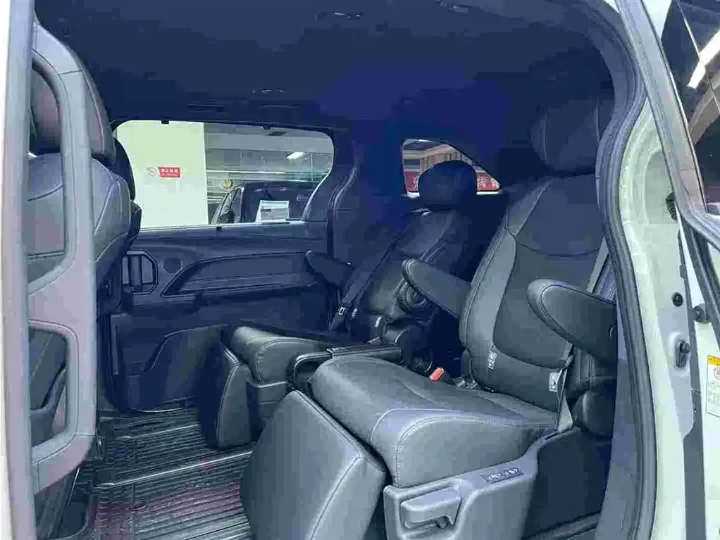Toyota Sienna 2023 из CN, фото 9