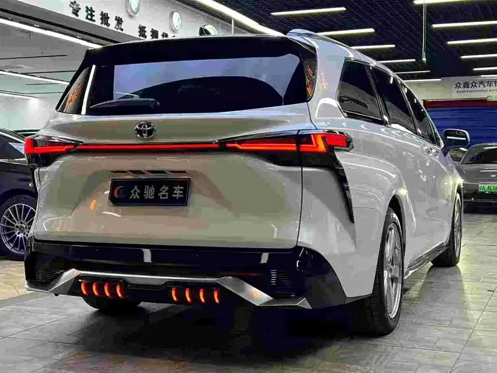 Toyota Sienna 2023 из CN, фото 3