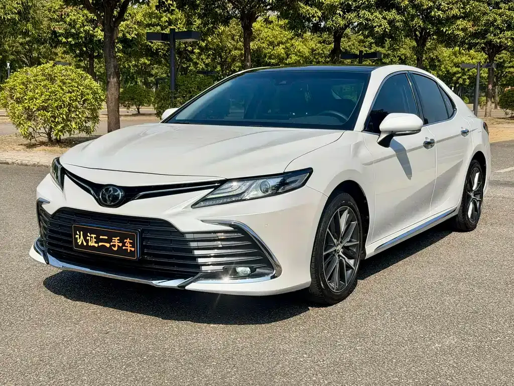 Toyota Camry — фото 1