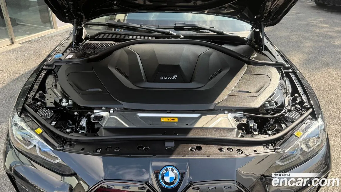 BMW i4 — фото 8